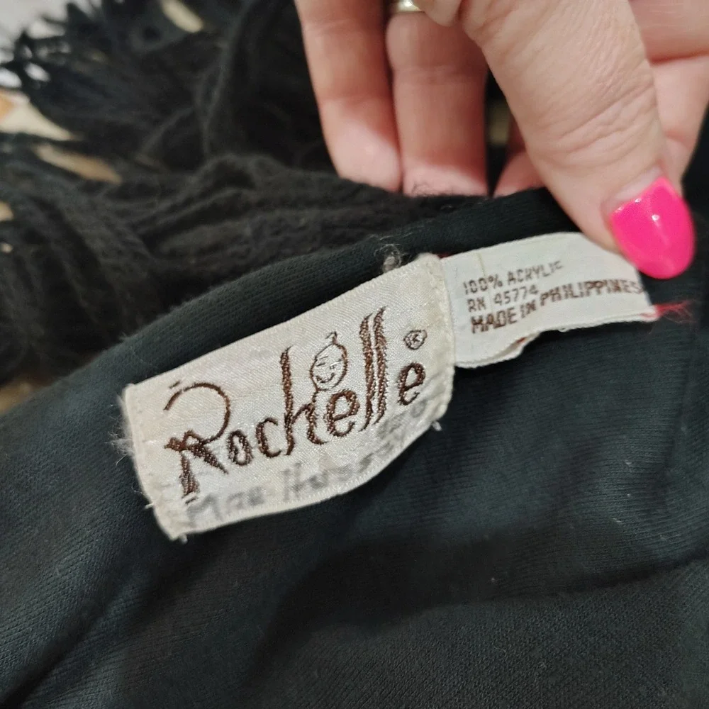 VINTAGE ROCHELLE SHAWL WRAP WOMEN OS BLACK FLORAL EMBROIDERED TASSEL BOHO ARTSY